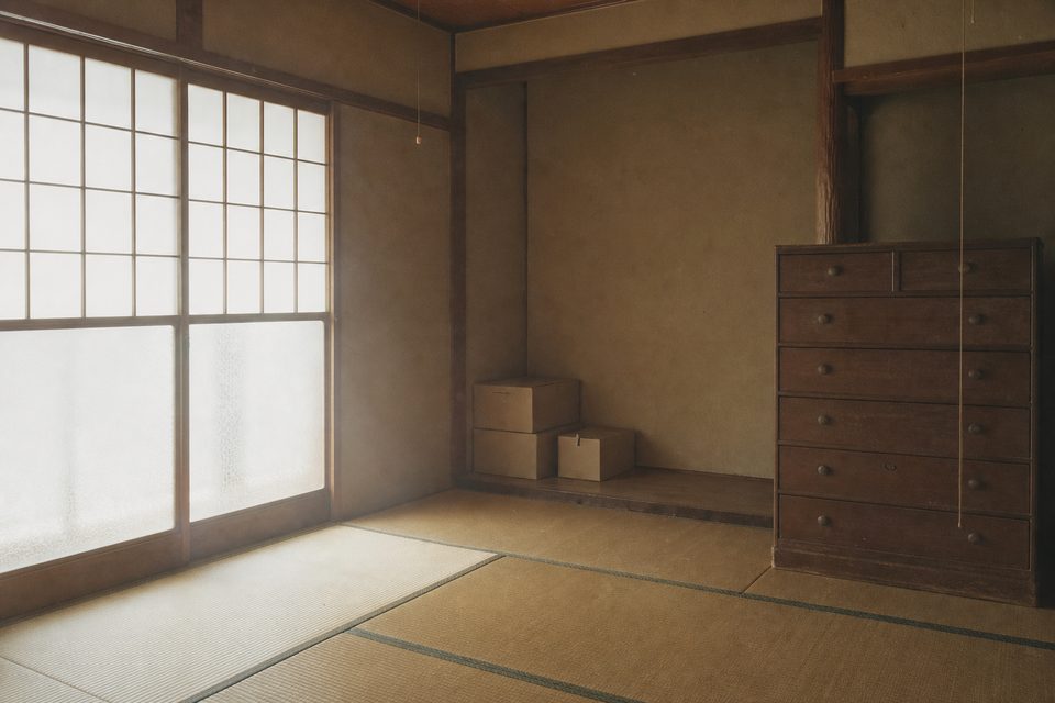 誰も住まなくなった和室に段ボールが積まれている