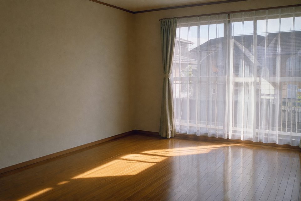 誰もいないリビングに窓から光が入っている