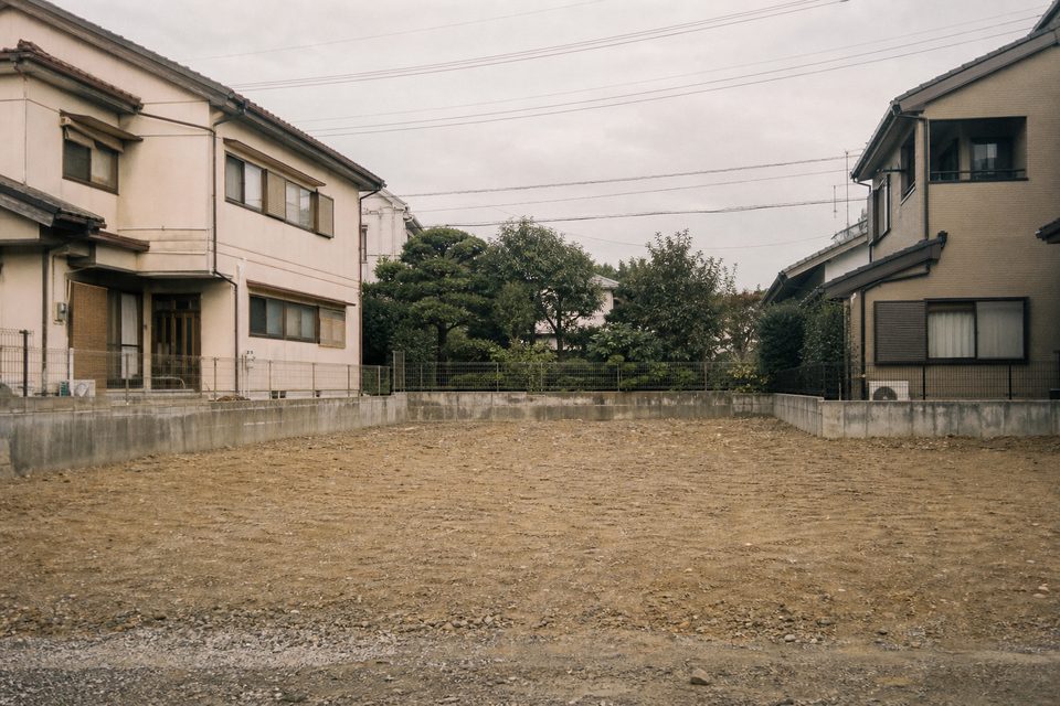 住宅地のなかにある更地の区画